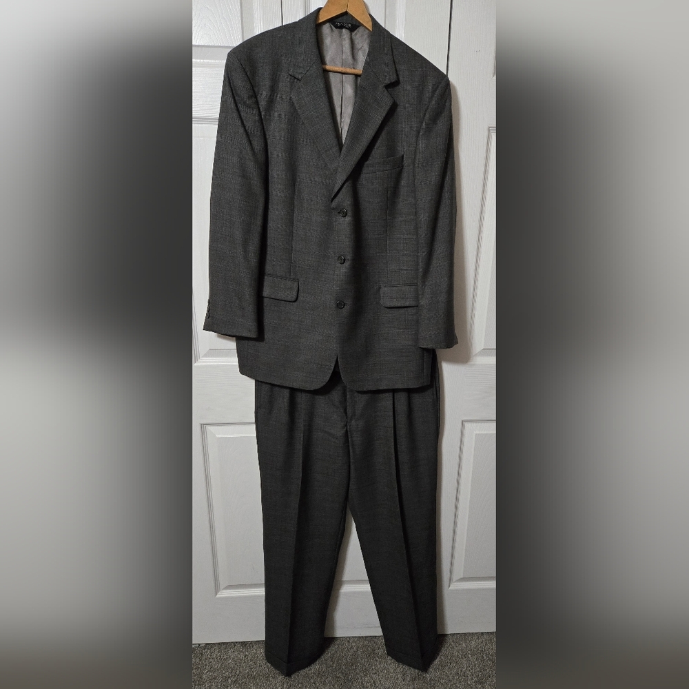 Gray Micro Plaid Design Business Suit, w/Pockets, Size 42 Reg/Pants 38, Like New